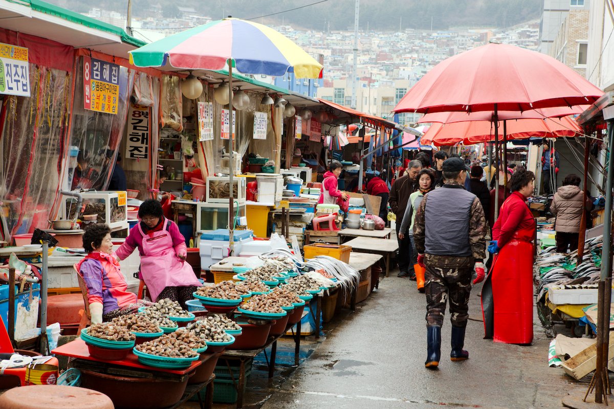 Image of a South Korean outdoor marketplace with people edited with AfterShot Pro 3